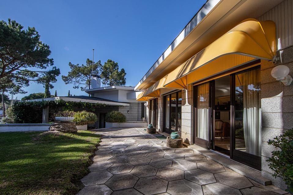 Modern Estoril Villa Exterior