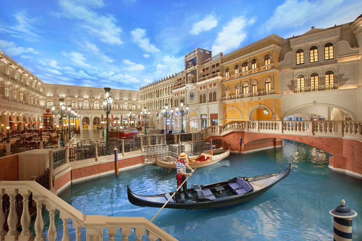 Dining at Grand Canal Shoppes